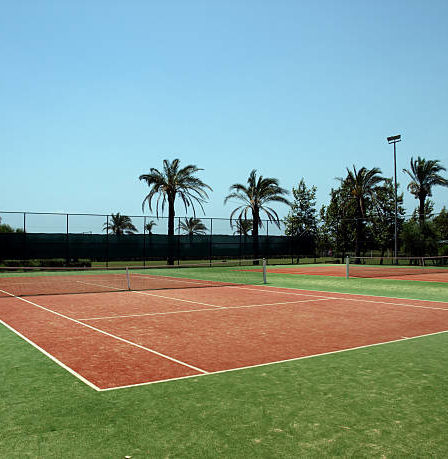 construction d'un court de tennis à Cannes