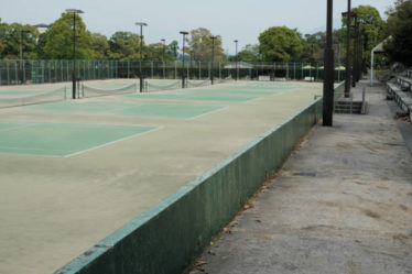 Construction d'un terrain de tennis à Toulon