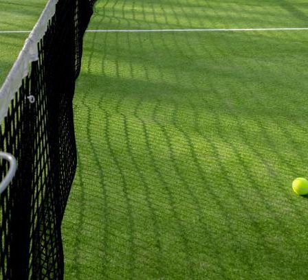 Construction d'un terrain de tennis en gazon synthétique à Antibes