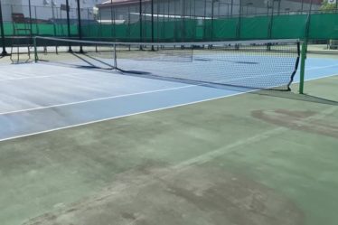 Construction d'un court de tennis en béton poreux à Nice