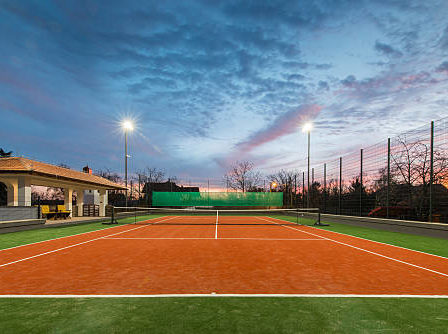 Construction d'un court de tennis à Saint-Raphaël