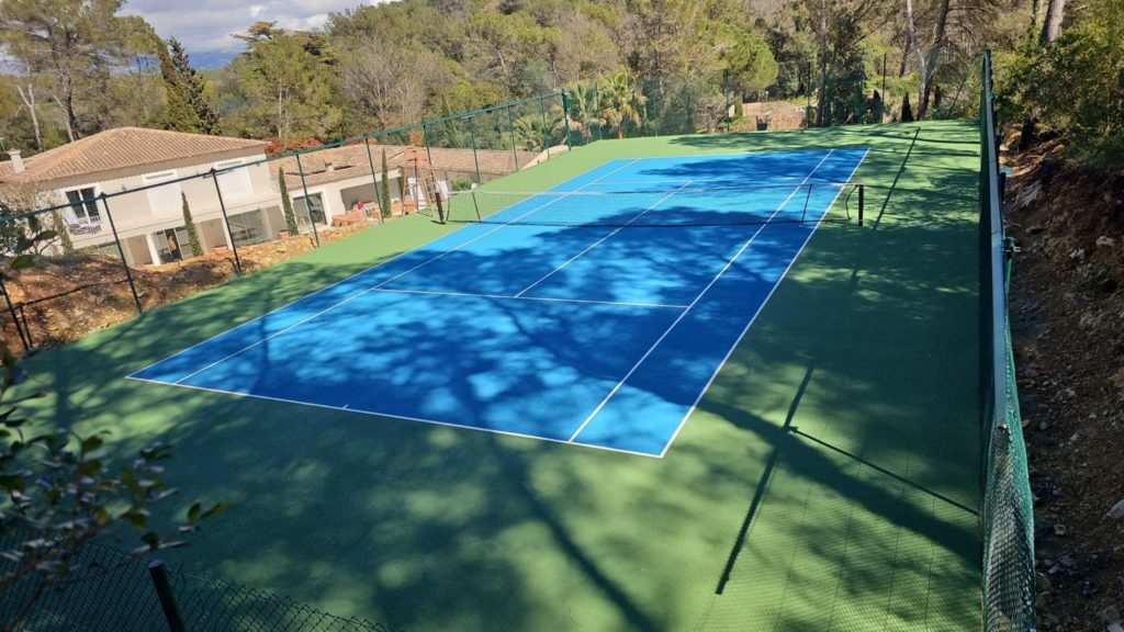 Construction d'un court de tennis en béton poreux à Saint-Raphael