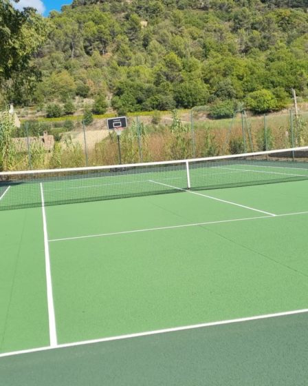 Construction d'un court de tennis en béton poreux à Cannes