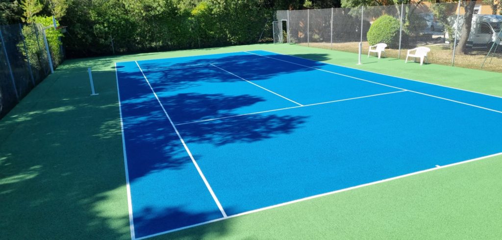 Construction d'un court de tennis en béton poreux à Saint-Raphael