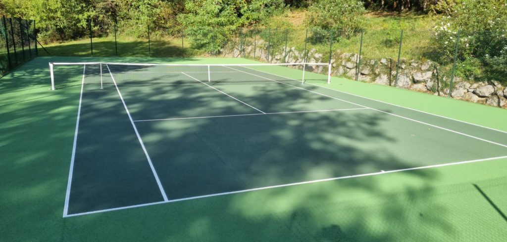 Construction d'un court de tennis en béton poreux à Saint-Raphael