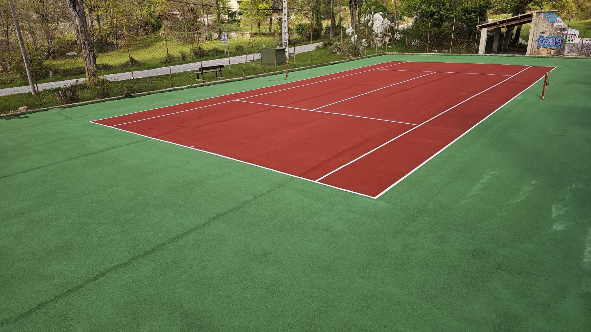 Construction d'un court de tennis en béton poreux à Saint-Raphael