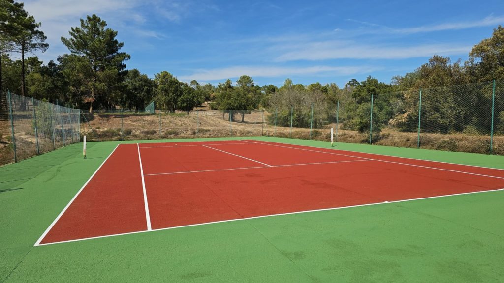 Construction d'un court de tennis en béton poreux à Cannes