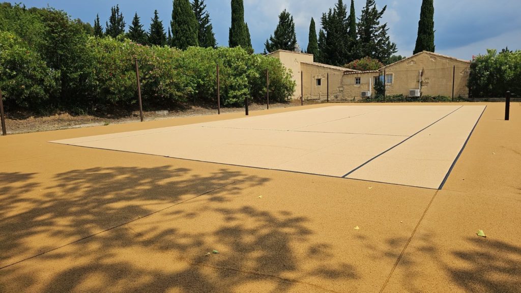 Construction d'un court de tennis en béton poreux à Saint-Raphael