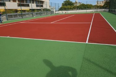 Construction d'un court de tennis à Saint-Raphaël