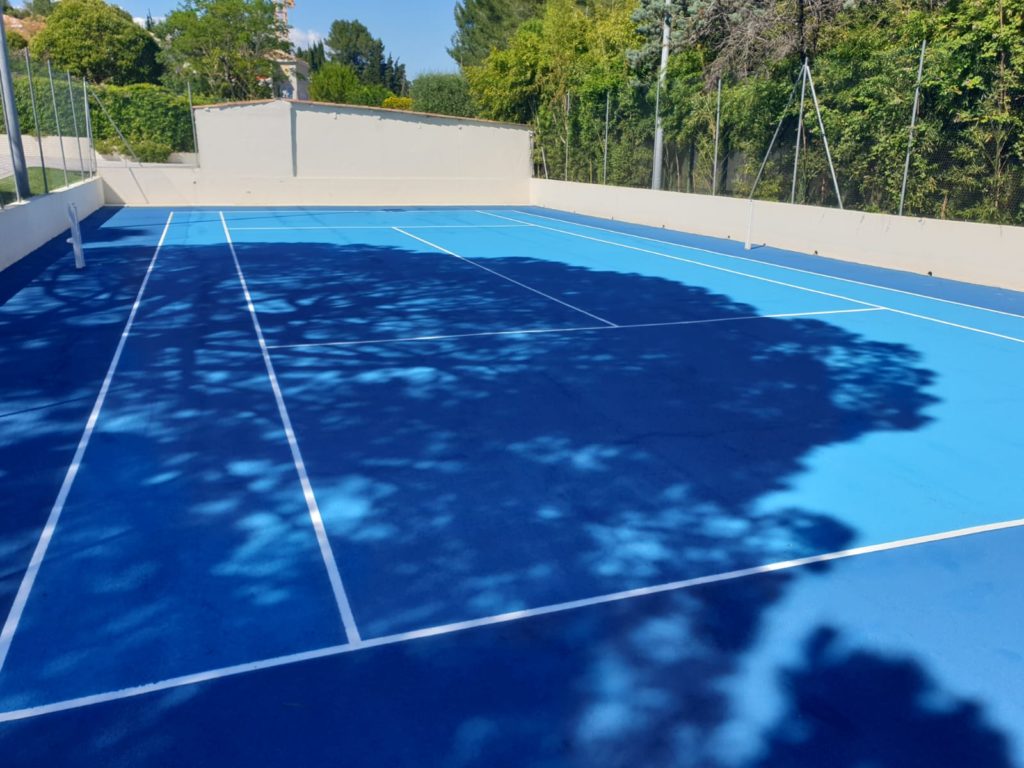 Construction d'un court de tennis en béton poreux à Mougins