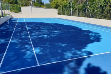 Construction d'un court de tennis en béton poreux à Cannes