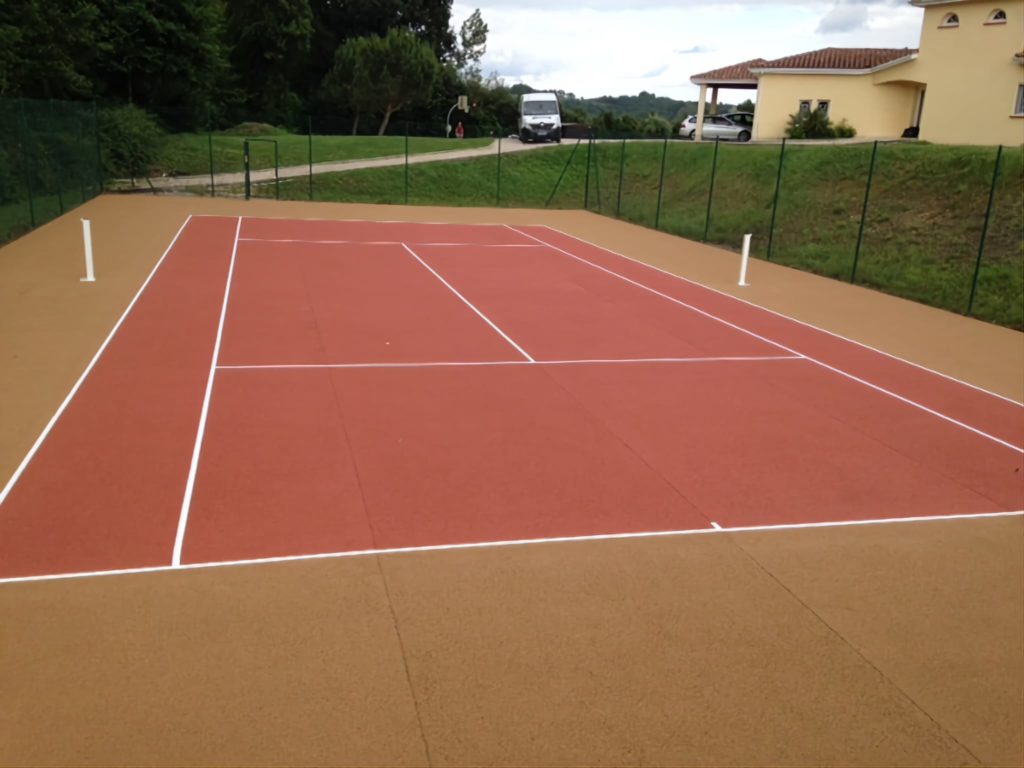 Construction d'un court de tennis en béton poreux à Cannes