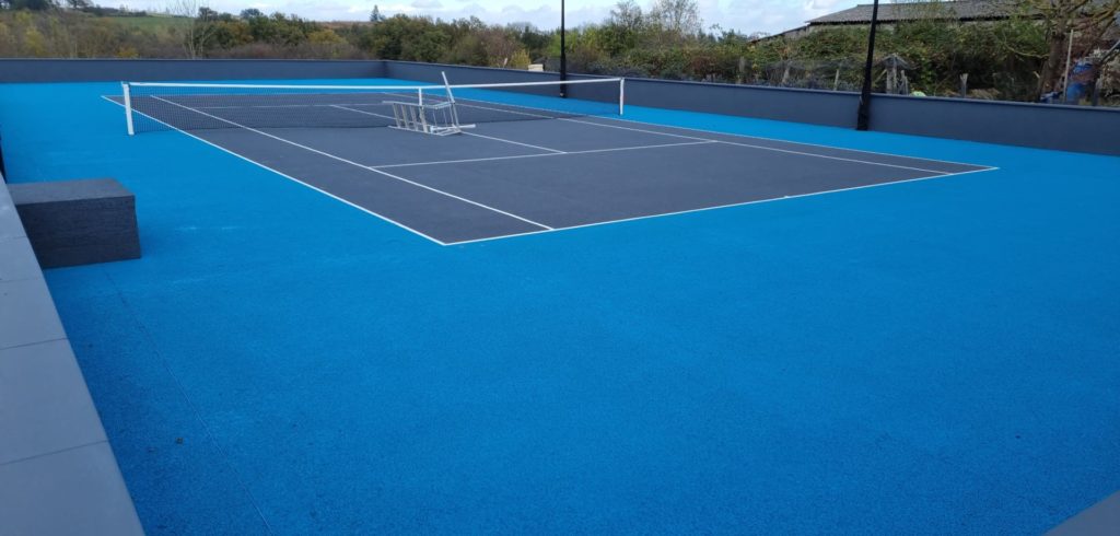 Construction d'un court de tennis en béton poreux à Saint-Raphael