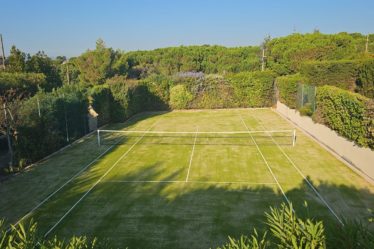 Construction d'un court de tennis à Saint-Raphaë