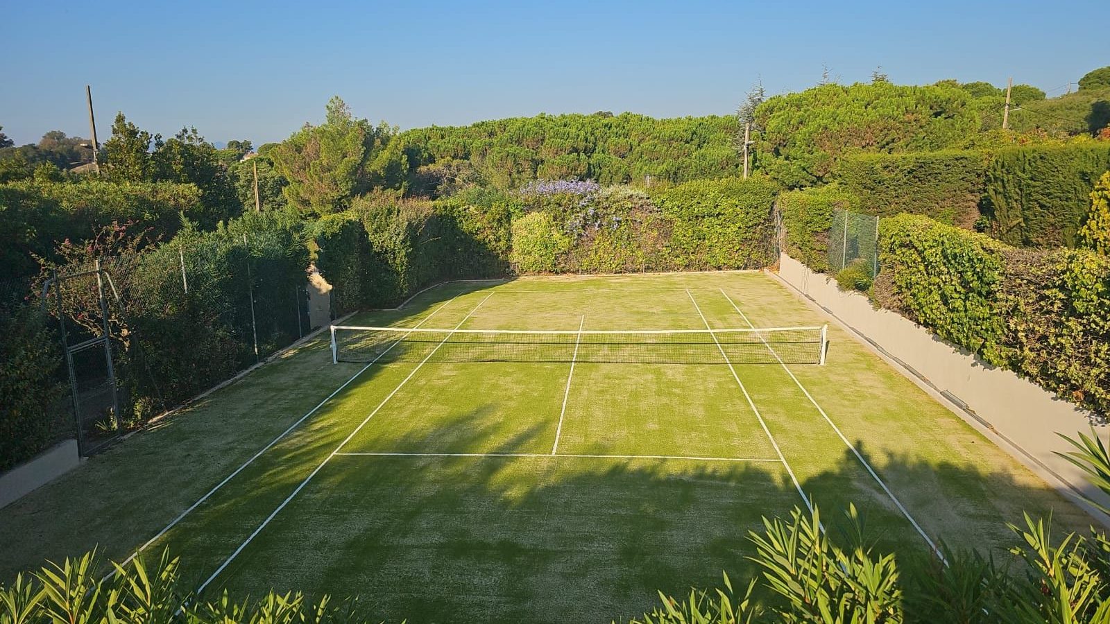 Construction d'un court de tennis à Saint-Raphaë