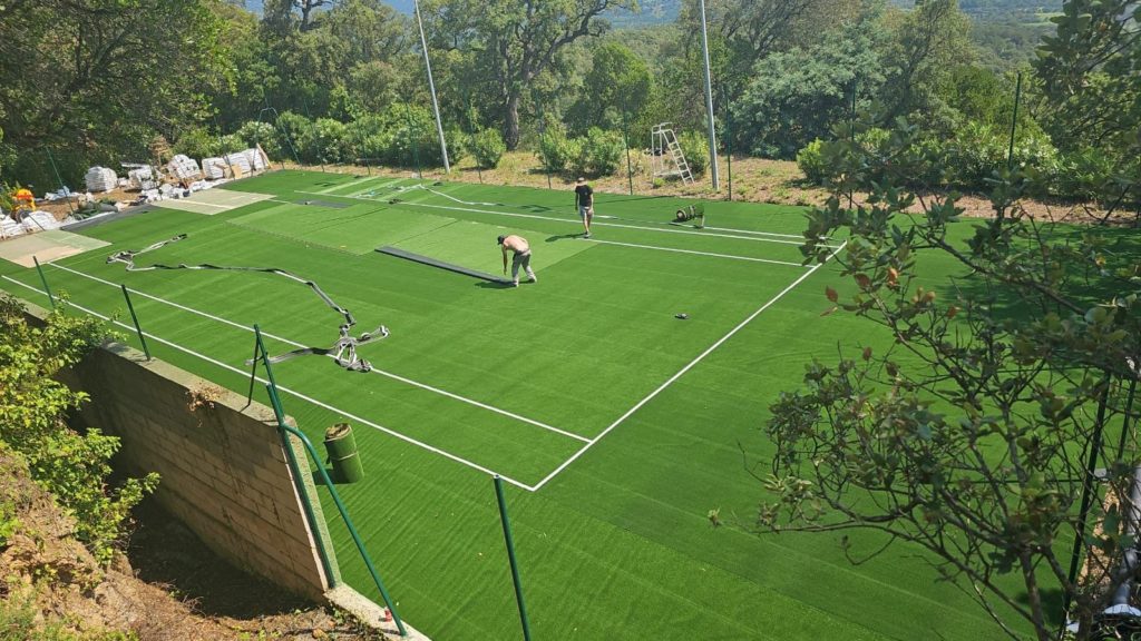 Construction d'un court de tennis à Saint-Raphaë