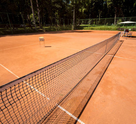 Construction d'un court de tennis à Toulon
