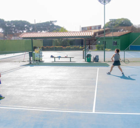 Construction d'un court de tennis à Toulon