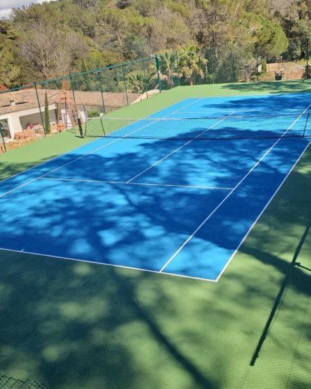 Construction d'un court de tennis en béton poreux à Cannes