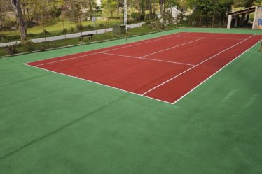 Construction d'un court de tennis en béton poreux à Cannes