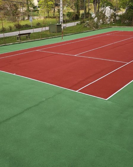 Construction d'un court de tennis en béton poreux à Cannes