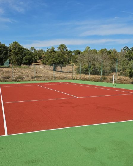 Construction d'un court de tennis en béton poreux à Cannes
