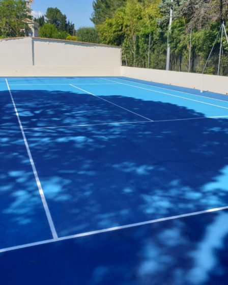 Construction d'un court de tennis en béton poreux à Cannes