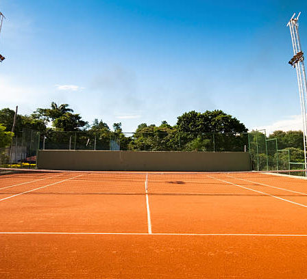 Construction d'un court de tennis à Cannes