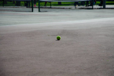 Construction d'un terrain de tennis en béton poreux à Cannes