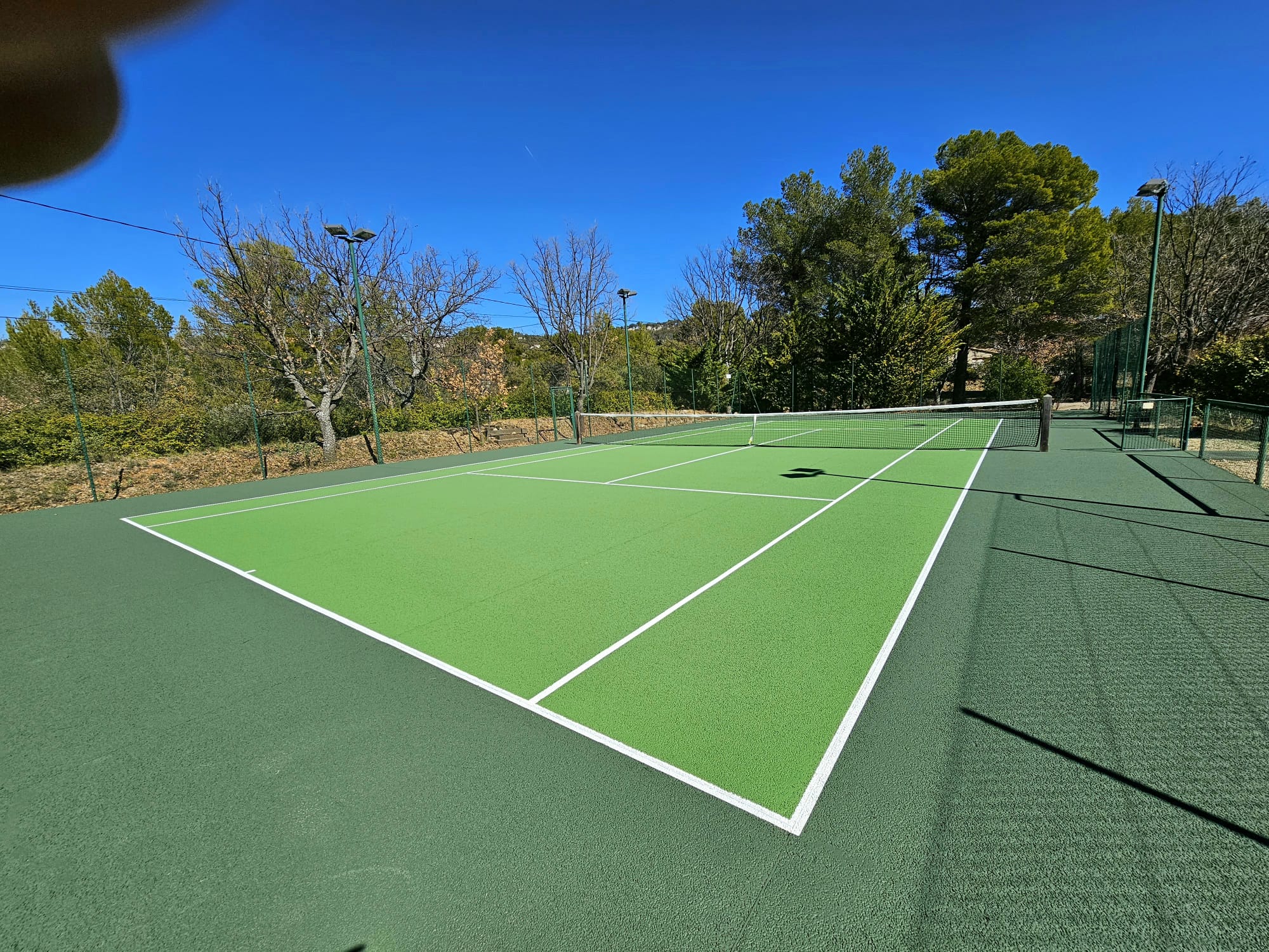 Construction d'un terrain de tennis en béton poreux à Saint-Raphaël