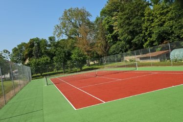 Construction d'un terrain de tennis en béton poreux à Saint-Raphaël