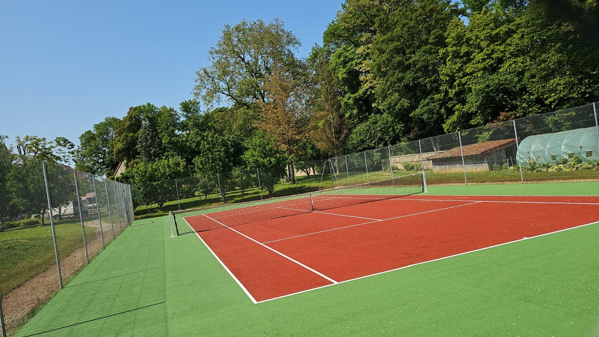 Construction d'un terrain de tennis en béton poreux à Saint-Raphaël