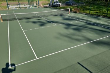 Construction d'un terrain de tennis en béton poreux à Saint-Raphaël