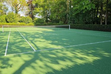 Construction d'un terrain de tennis en béton poreux à Saint-Raphaël