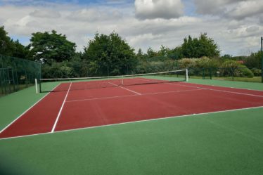 Construction d'un terrain de tennis en béton poreux à Saint-Raphaël