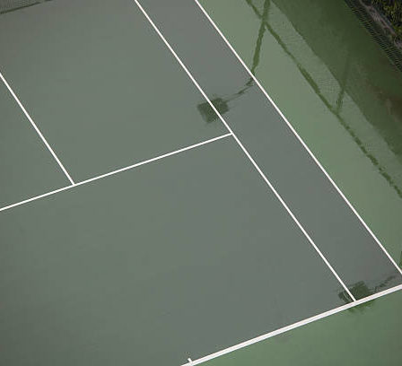 Construction d'un court de tennis en béton poreux à Cannes