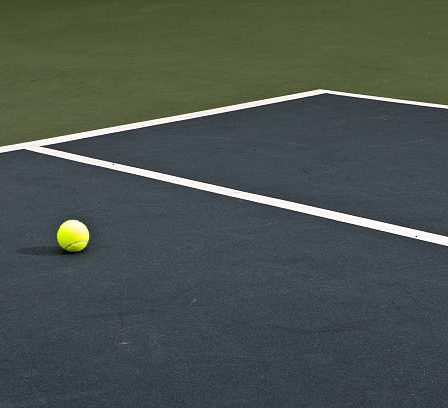 Construction d'un court de tennis en béton poreux à Cannes