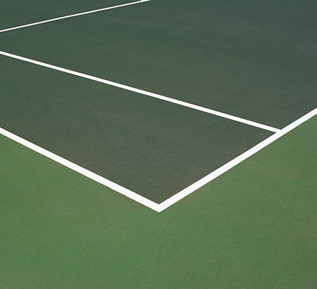 Construction d'un court de tennis en béton poreux à Cannes