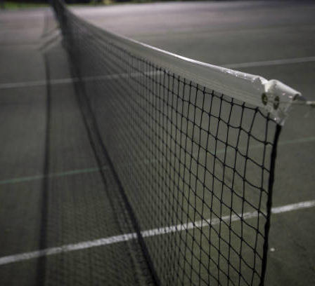 Construction d'un court de tennis en béton poreux à Nice