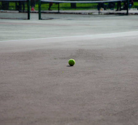 Construction d'un court de tennis en béton poreux à Nice