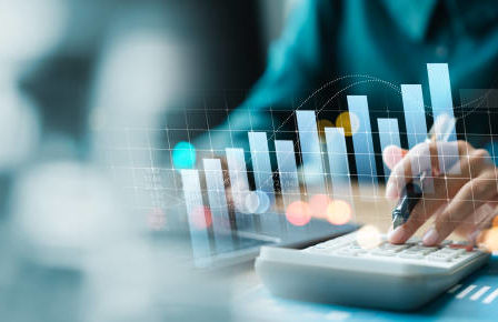 Lancer un side hustle permet de tester une idée avant de s'engager totalement. En effet, entreprendre sans pression réduit le stress.