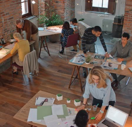 Lancer une startup demande une préparation minutieuse. D’abord, trouvez une idée viable et différenciante. Ensuite, élaborez