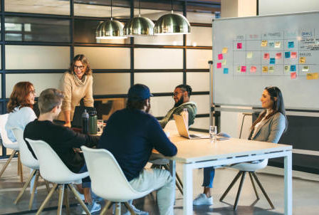 Les jeunes embrassent l'entrepreneuriat avec passion. Ensuite. Ils innovent dans des startup et des projets audacieux. De plus. Leur side hustle