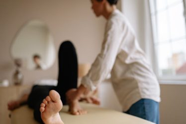 découvrez l'acupressure, une technique de bien-être inspirée de l'acupuncture, qui utilise la pression sur des points spécifiques du corps pour soulager stress, douleurs et favoriser la relaxation. apprenez ses bienfaits pour votre santé physique et mentale.