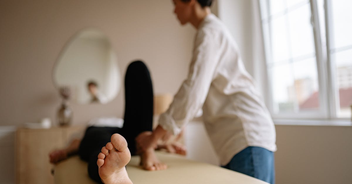 découvrez l'acupressure, une technique de bien-être inspirée de l'acupuncture, qui utilise la pression sur des points spécifiques du corps pour soulager stress, douleurs et favoriser la relaxation. apprenez ses bienfaits pour votre santé physique et mentale.