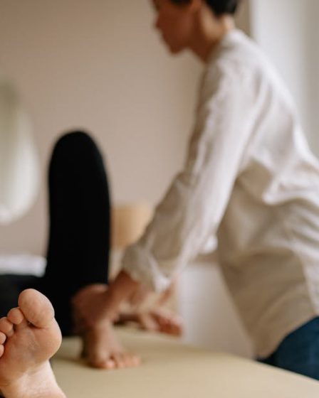découvrez l'acupression, une technique millénaire de médecine traditionnelle chinoise qui stimule des points spécifiques du corps pour soulager le stress, améliorer la circulation et favoriser le bien-être général. apprenez à harmoniser votre énergie et à revitaliser votre corps grâce à des méthodes simples et efficaces.