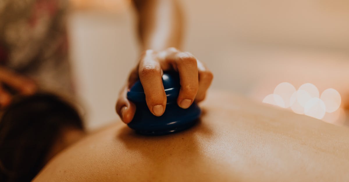 découvrez l'acupression, une pratique thérapeutique ancestrale qui utilise la pression des doigts sur des points spécifiques du corps pour soulager la douleur, réduire le stress et équilibrer l'énergie. apprenez à maîtriser cette technique simple pour améliorer votre bien-être au quotidien.