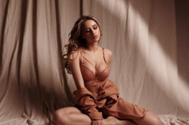 découvrez les dernières tendances en lingerie pour 2023 : des styles audacieux aux matières confortables, trouvez l'inspiration pour rehausser votre intérieur et révéler votre féminité.