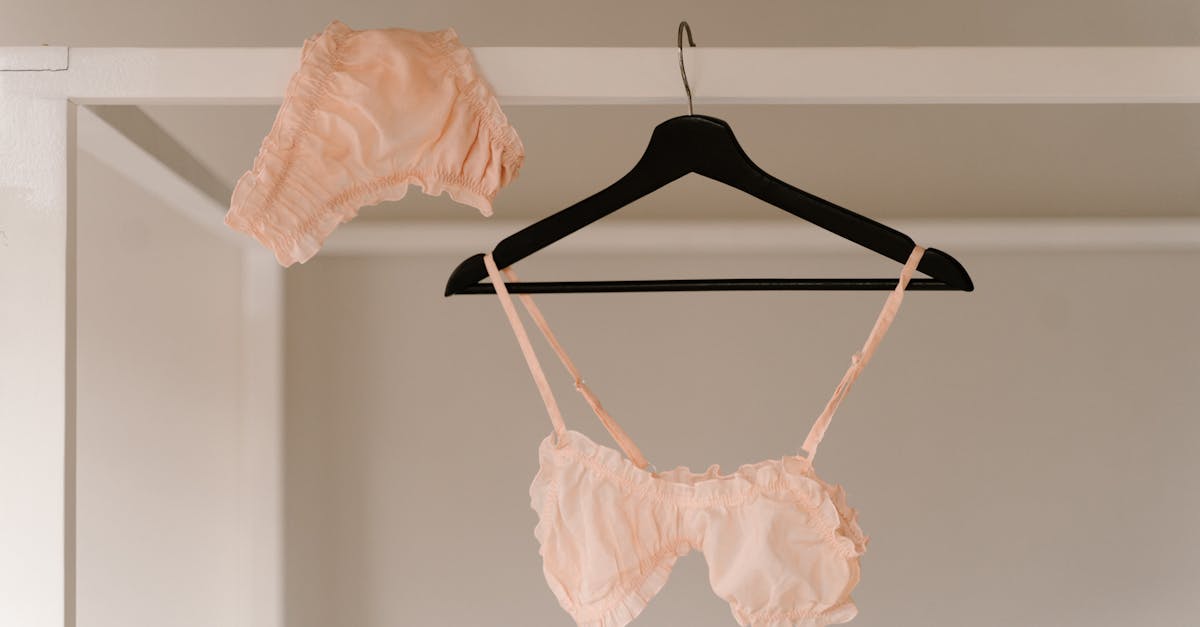 découvrez notre collection de lingerie de luxe, alliant élégance et sensualité. offrez-vous un moment de pure indulgence avec des pièces raffinées et délicates, conçues pour sublimer votre beauté. laissez-vous séduire par des designs uniques et des matières premium qui éleveront votre confiance et votre charme.