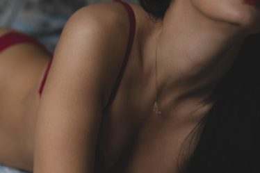 découvrez notre collection de lingerie de luxe, alliant élégance, confort et sensualité. offrez-vous des pièces raffinées et sophistiquées qui subliment votre silhouette et cultivent votre féminité.